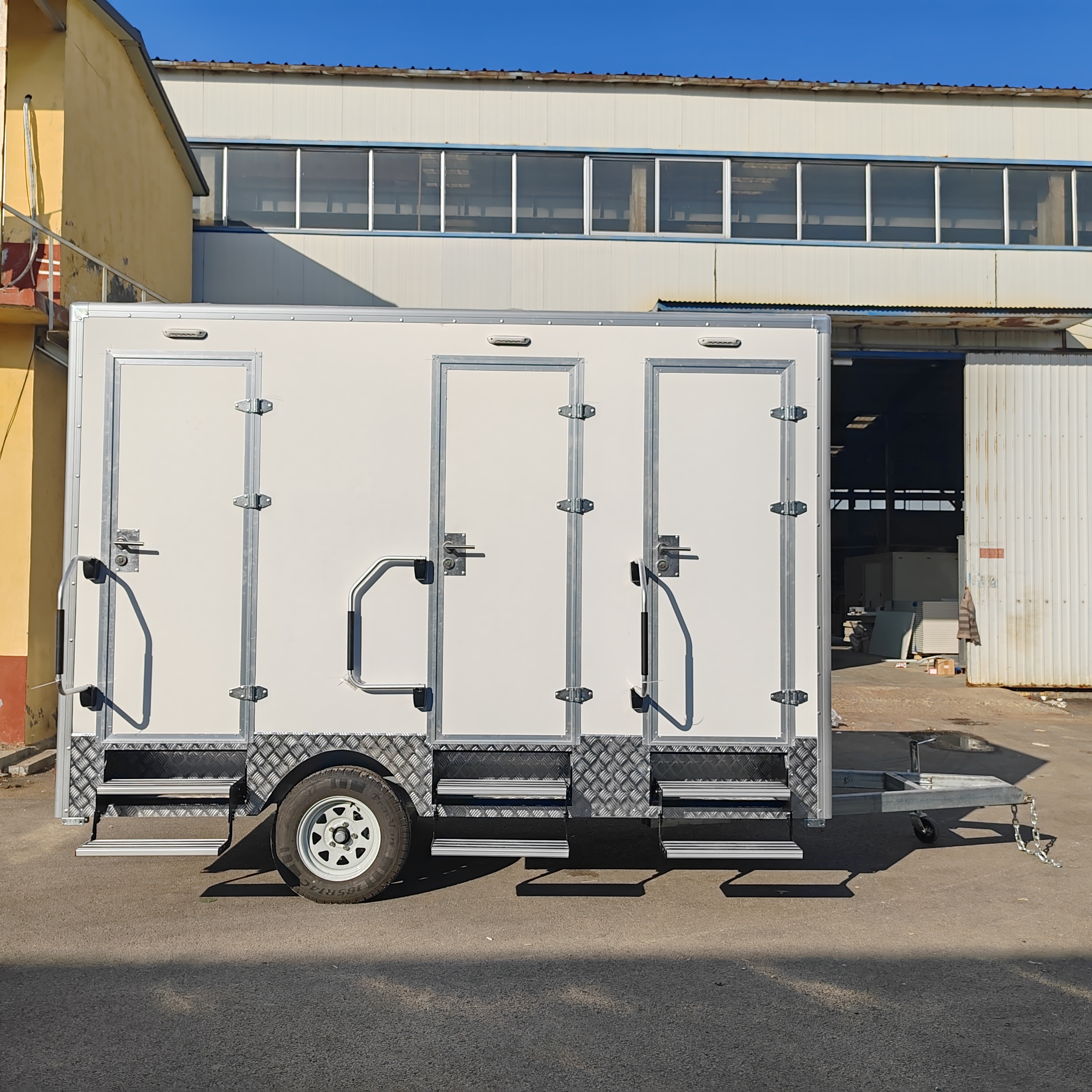 Mobile Toilet Trailer Luxury 3 - Outdoor Camping Rental のレビューと価格
